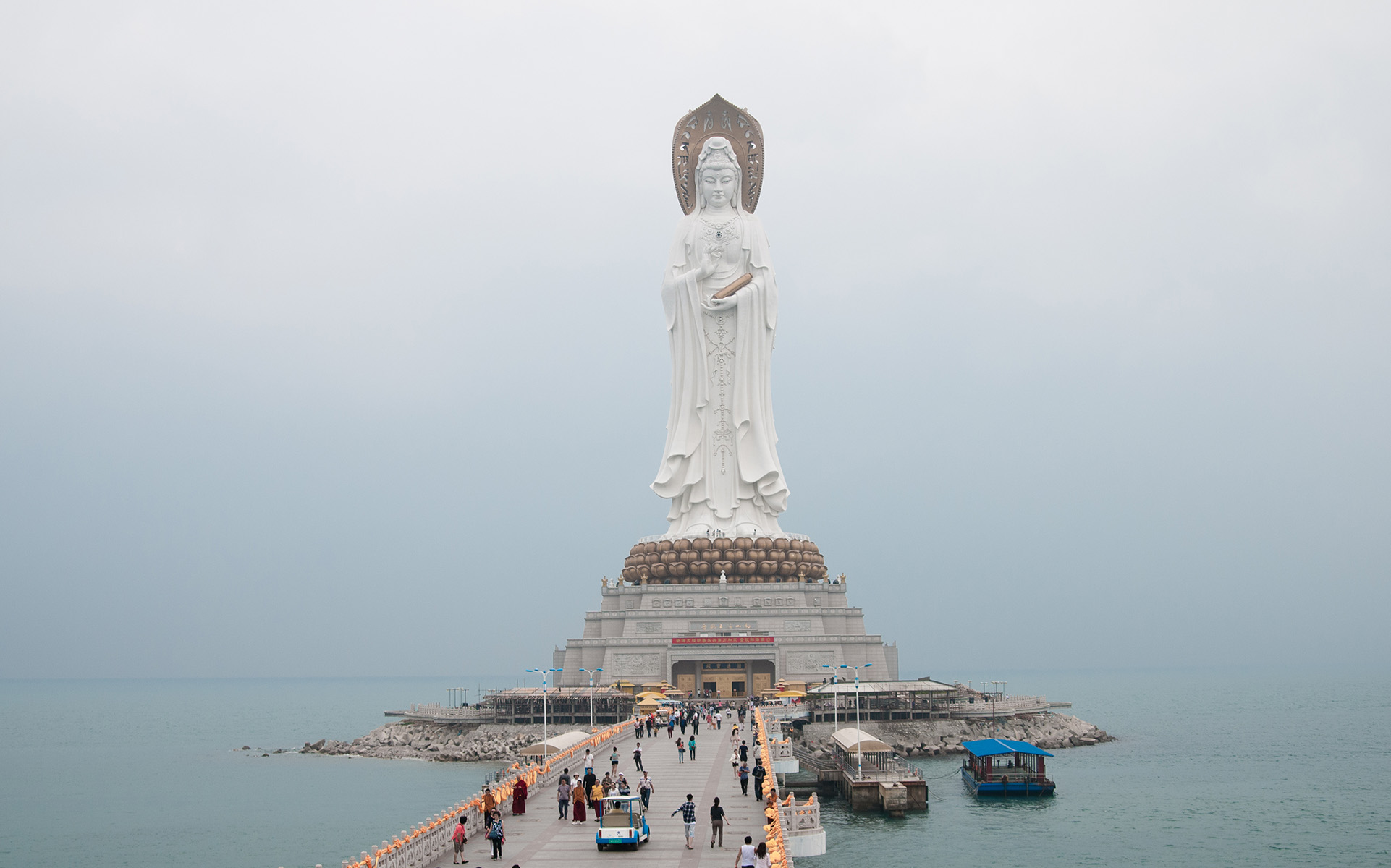 статуя Гуань Инь на о. Хайнань выше статуи Свободы на 14 метров!
