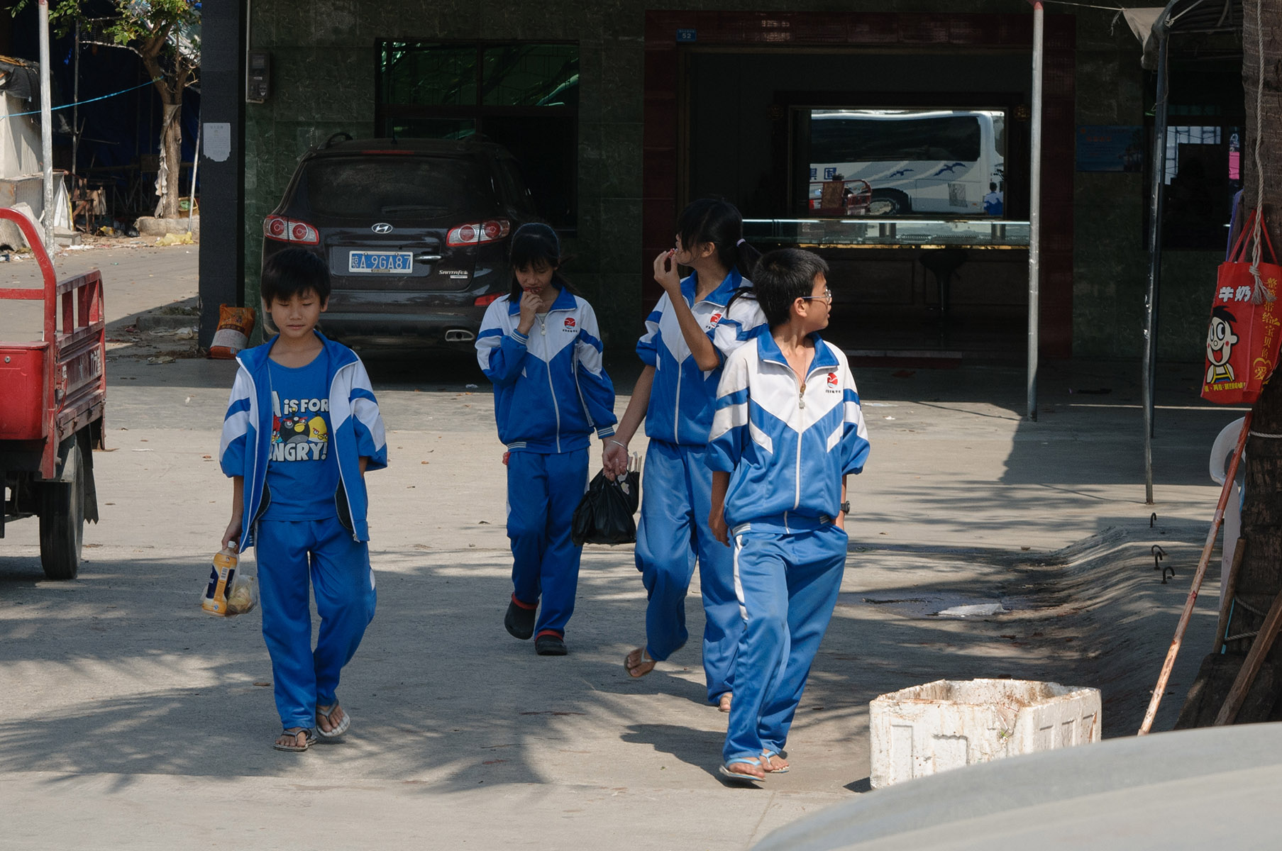 школьная форма детей из рыбацкой деревни. Хайнань.
