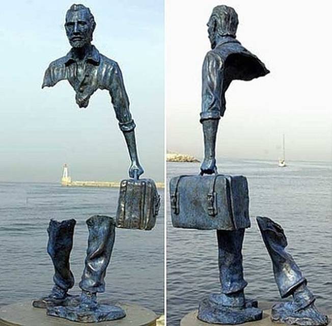 Эта статуя, созданная Бруно Каталано, находится во Франции