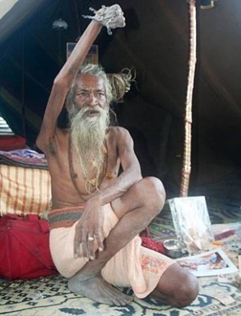 Садху (монах-отшельник) Амар Бхарти (Amar Bharti) на сегодня является единственным индийским святым, который держит правую руку поднятой на протяжении последних 38 лет