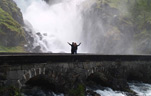 Тур на автомобиле Фьорды Бурная радость около бурного водопада