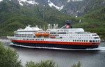 Автомобильный тур Северная Норвегия Корабль Hurtigruten среди Лофотенских островов